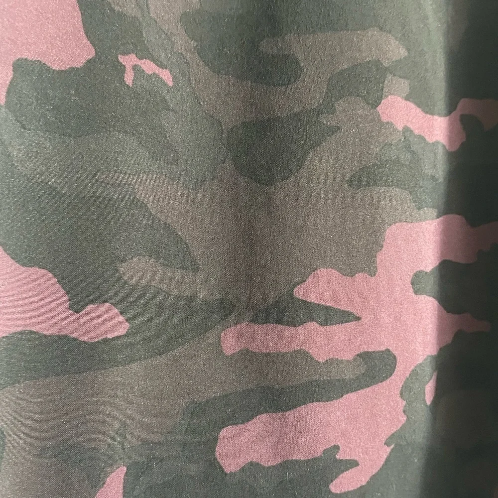 Lululemon THE Short 9.5” Men’s Shorts in Incognito Camo Red - Size Small - Picture 4 of 9